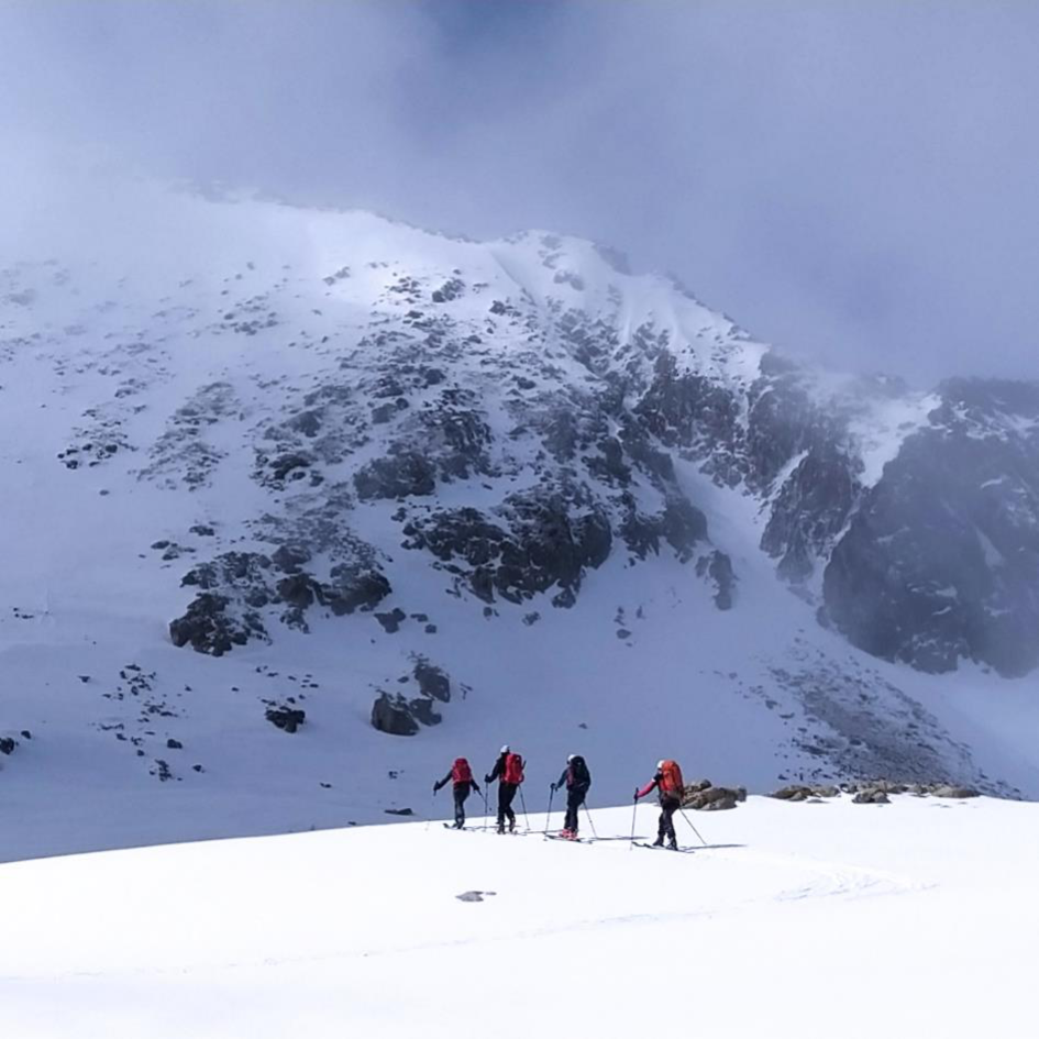 Lire la suite à propos de l’article Le mini-raid ski de randonnée dans les Encantats du 17 au 19 mars 2023