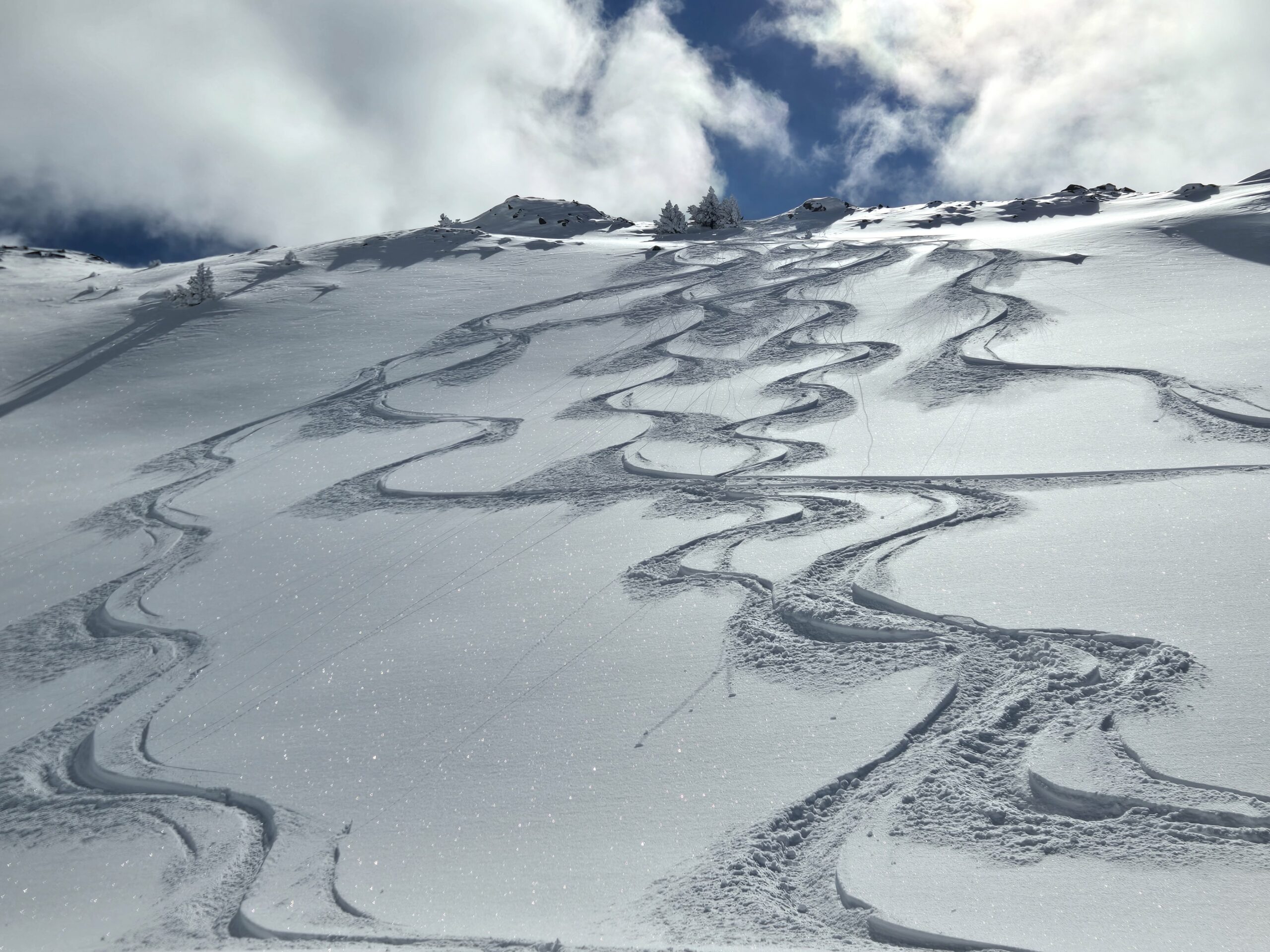 Lire la suite à propos de l’article Un raid à ski dans les Encantats sous le soleil et dans la neige fraiche